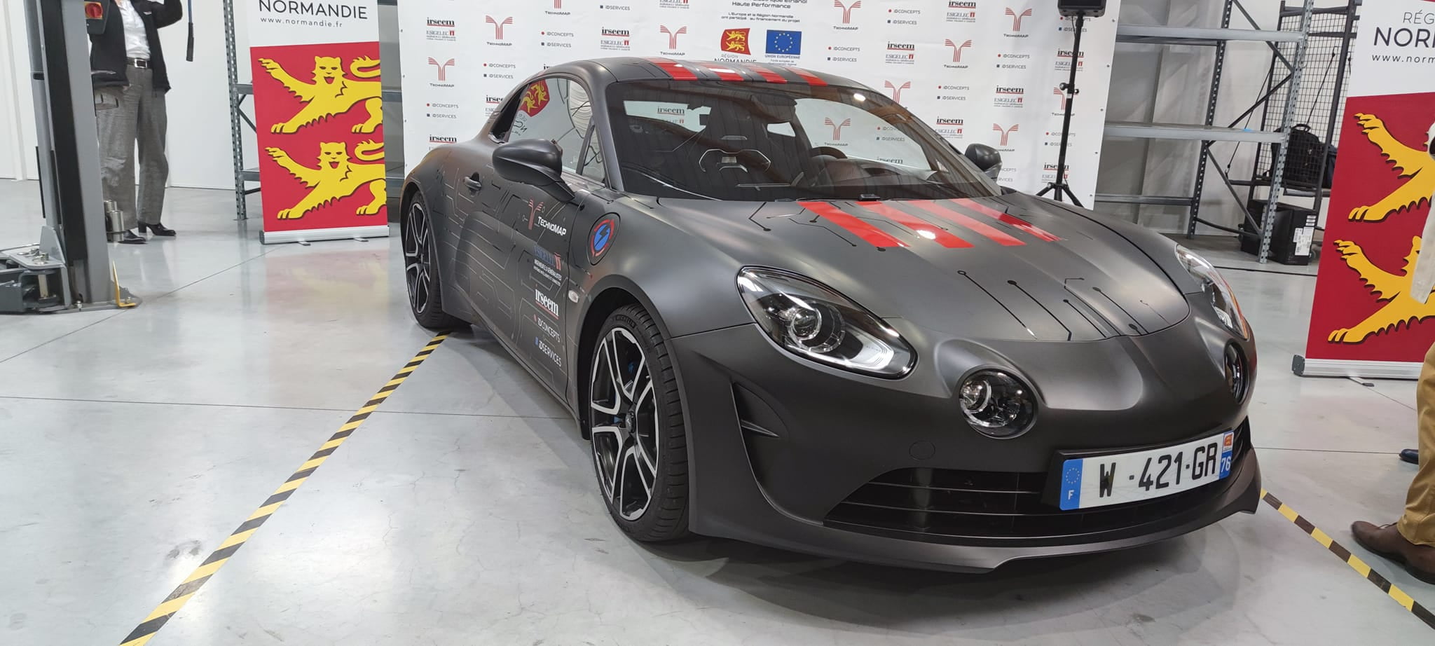 Une Alpine A110 transformée en voiture hybride par Technomap, ESIGELEC et iDconcepts !